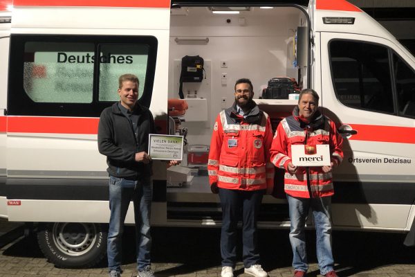 Maxi Schmid (links) und die FWG bedanken sich beim DRK Deizisau. Auf dem Foto: Dirk Müller (rechts) und Tevin Harris.